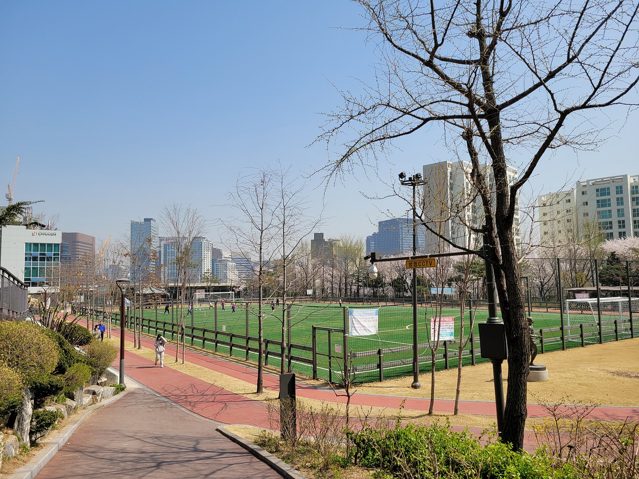 在参与此类