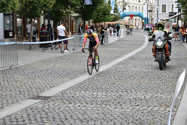 更是对他个 更是对他个